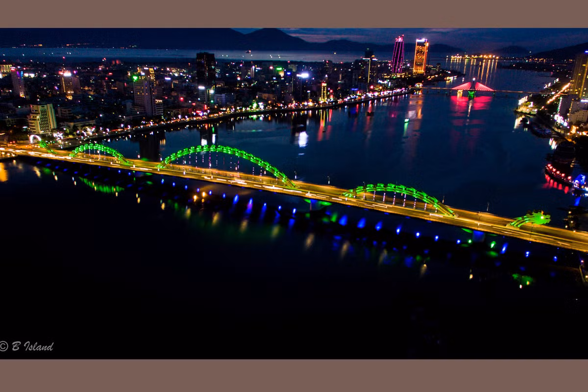 Sông Hàn buổi đêm nhìn từ trên cau đẹp lung linh với ánh sáng từ các cây cầu. Ảnh: Manolin Santiago / 500px.com.