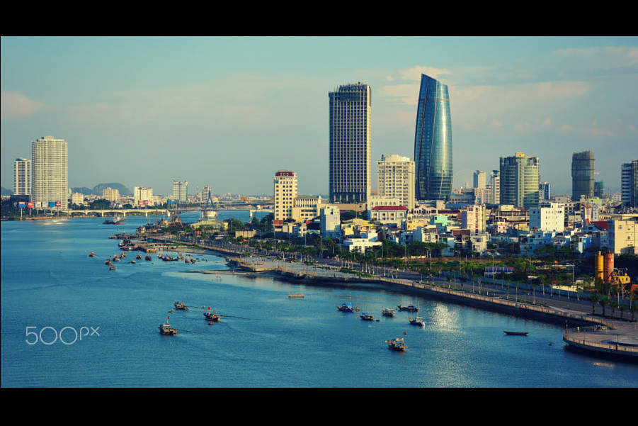 Một thành phố Đà Nẵng đầy sức sống với những công trình hiện đại bên sông Hàn. Ảnh: Durasamy Jenna Hans / 500px.com.