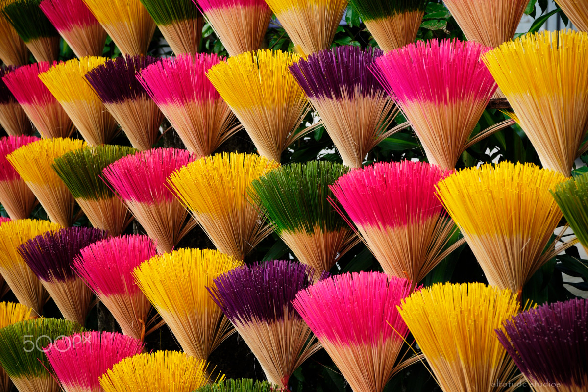 Sắc màu rực rỡ tại một cơ sở làm hương trầm ở Đà Nẵng. Ảnh: Alto-Tude Studios / 500px.com.