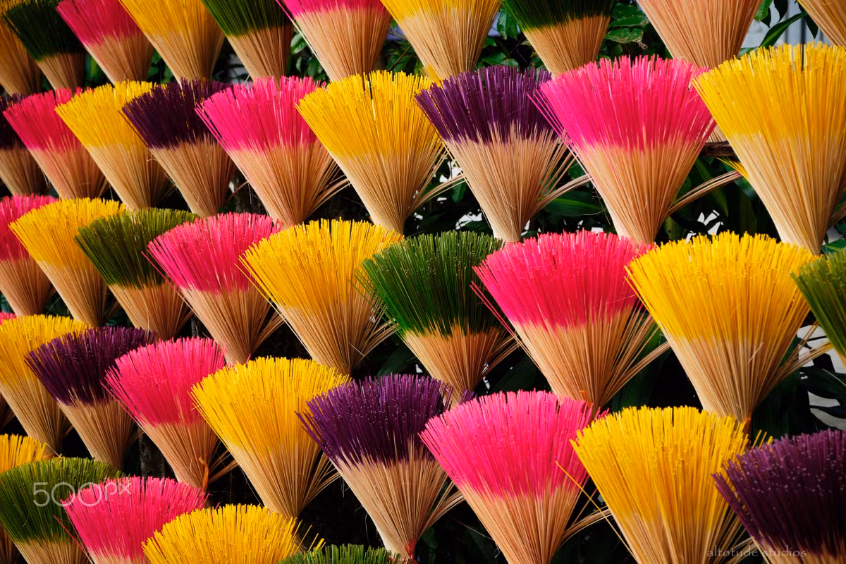 Sắc màu rực rỡ tại một cơ sở làm hương trầm ở Đà Nẵng. Ảnh: Alto-Tude Studios / 500px.com.