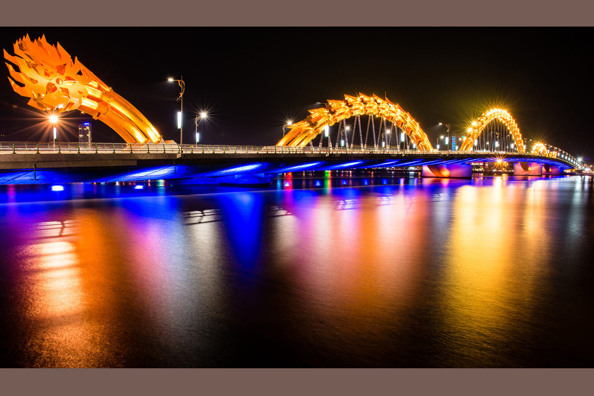Cầu Rồng – biểu tượng của Đà Nẵng – rực rỡ trong đêm. Ảnh: Pablo Rogat / 500px.com.