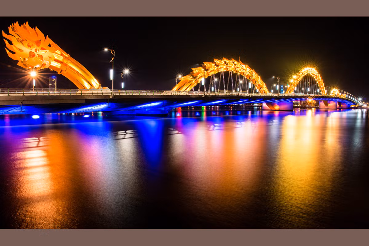 Cầu Rồng – biểu tượng của Đà Nẵng – rực rỡ trong đêm. Ảnh: Pablo Rogat / 500px.com.