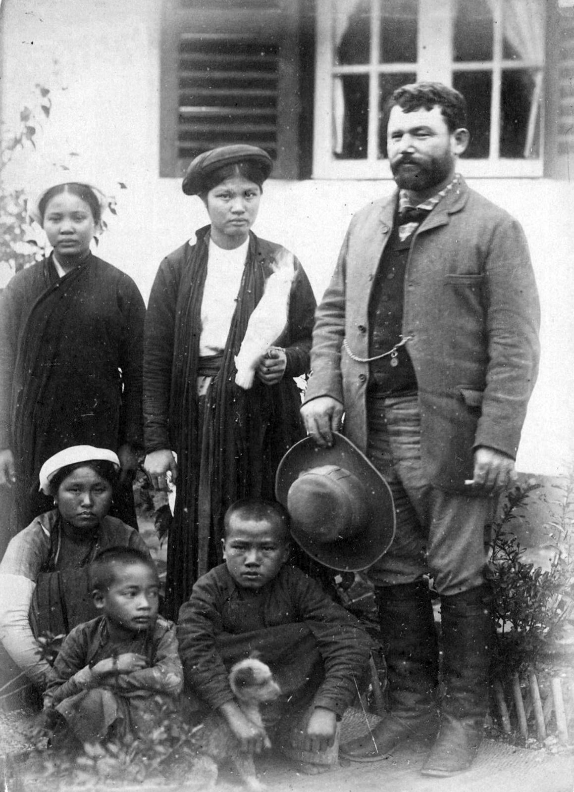Hoa tiêu người Pháp cùng những người giúp việc và trẻ em bản địa tại ngôi nhà của mình ở Hải Phòng.