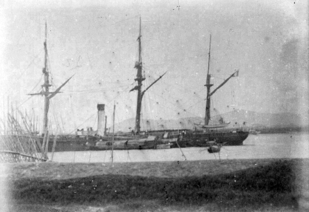 Những con tàu của Pháp thả neo trên sông Cấm, đối diện với Tòa Trú sứ, Hải Phòng năm 1888. Ảnh: Gallica.bnf.fr.