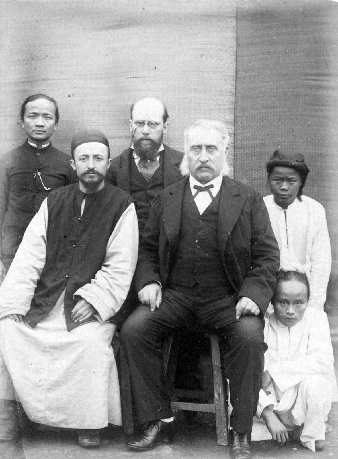 Hai linh mục Grand-Pierre, M. Roque cùng một viên chức Pháp và những người bản địa chụp ảnh kỷ niệm ở Hải Phòng.