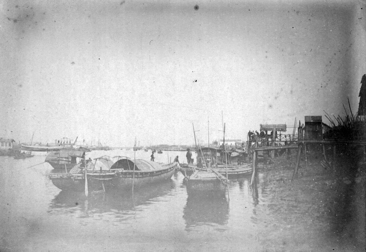 Một bến đò trên sông Cấm.