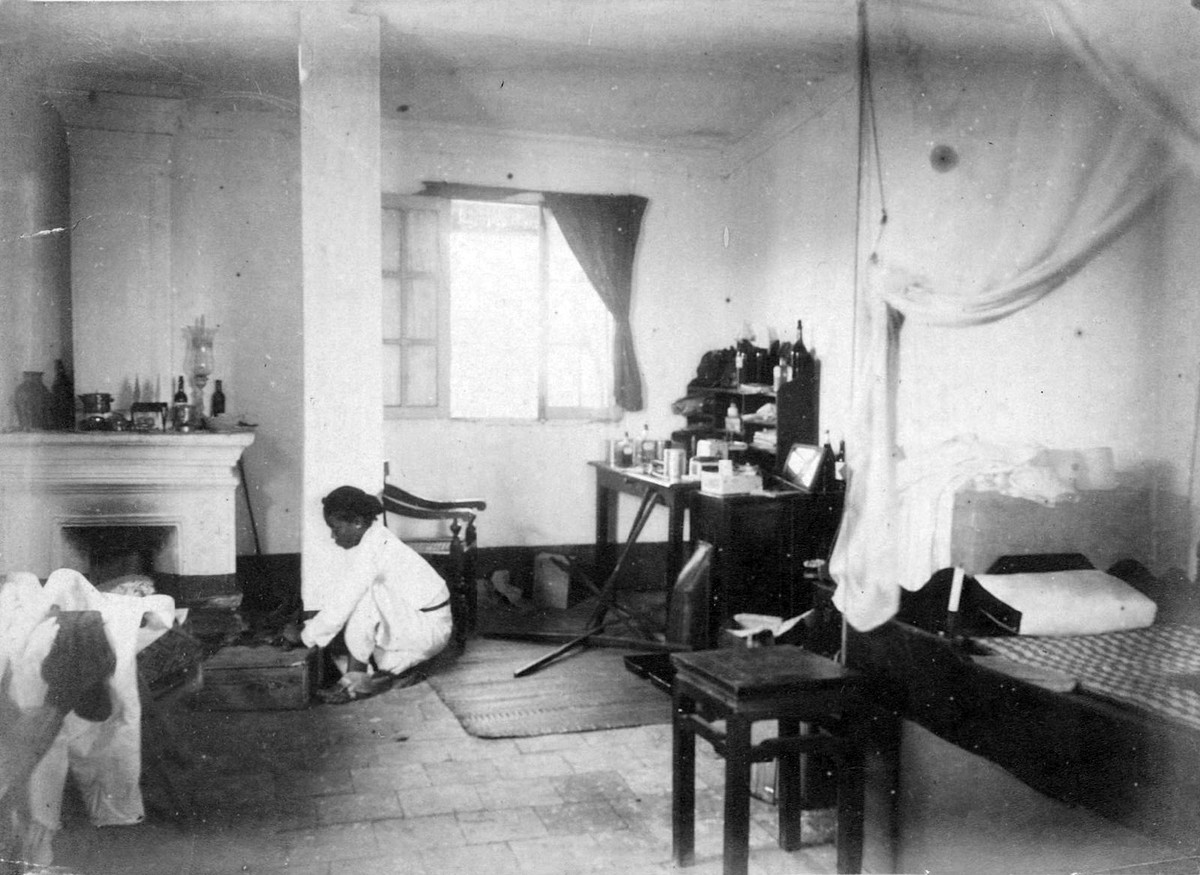 Phòng của tác giả bộ ảnh với người giúp việc bản địa, trong ngôi nhà của ông Crochet, hoa tiêu tàu biển người Pháp, Hải Phòng năm 1888.