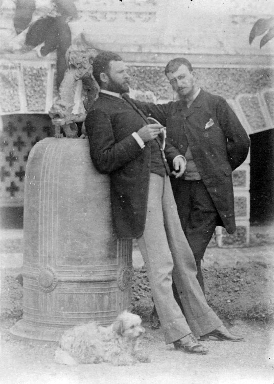 Những người Pháp ở Hải Phòng tạo dáng chụp ảnh bên một quả chuông lớn lấy từ một ngôi chùa Việt. Quả chuông ngày nay được lưu giữ tại Viện bảo tàng Trocadéro của Pháp.