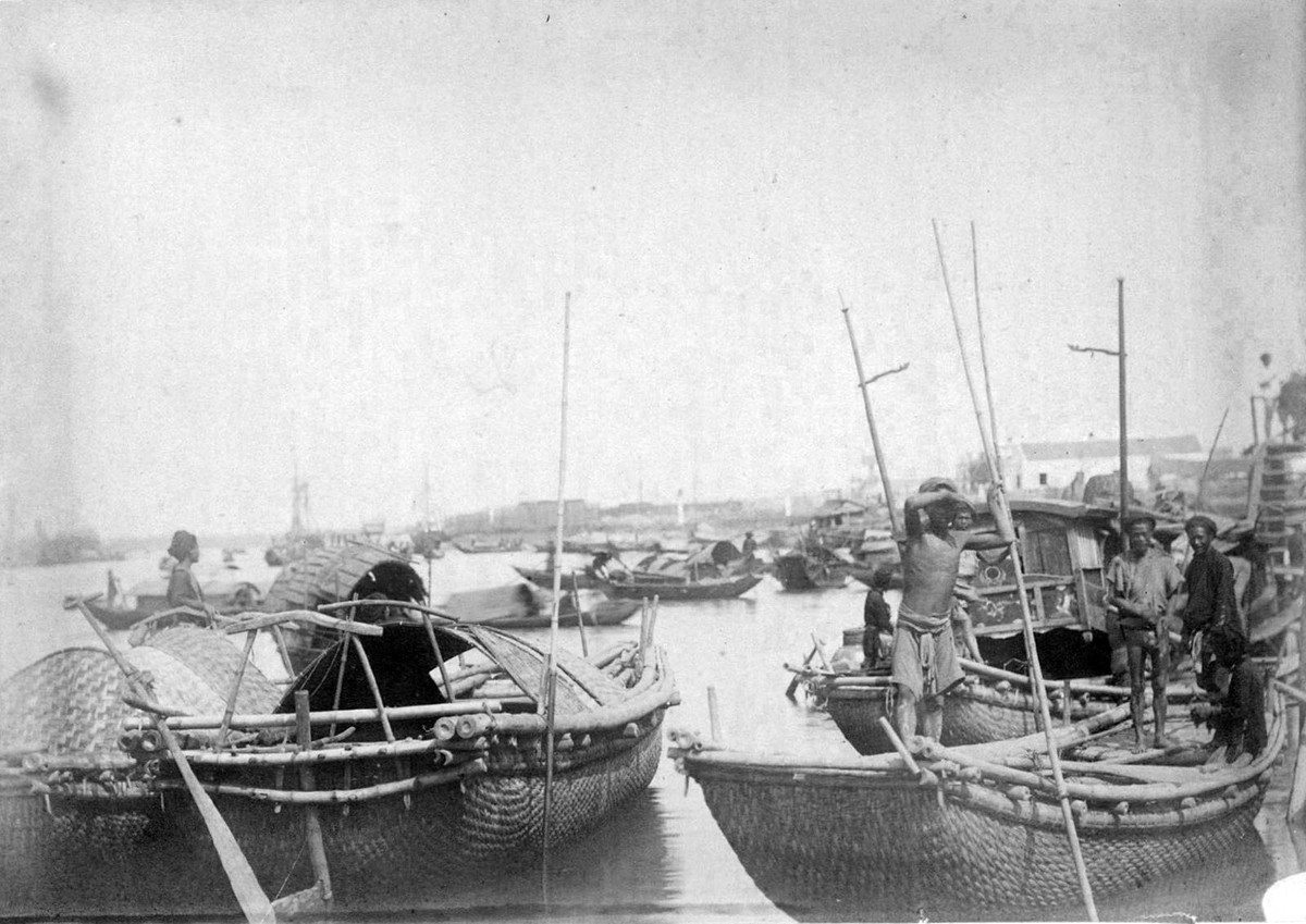 Những con thuyền làm bằng tre nứa trên sông.