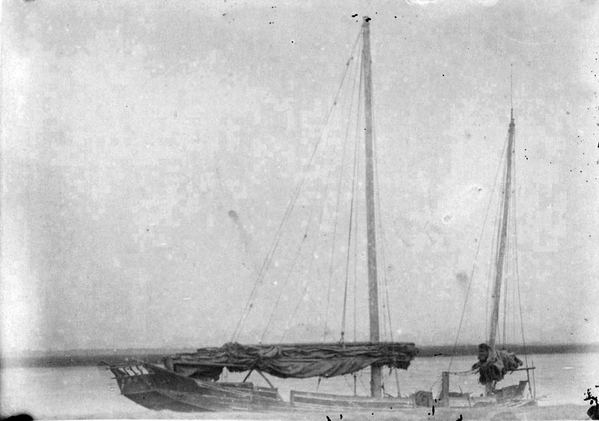 Thuyền nhỏ của người Việt trên sông Cấm.