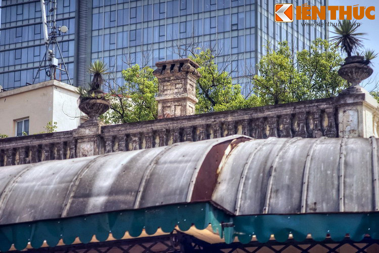 Theo lời kể của các nhân chứng, sau lễ ký kết Hiệp định, Sainteny nâng cốc chúc mừng Chủ tịch Hồ Chí Minh, ngỏ ý vui mừng vì bóng ma của một cuộc xung đột vũ trang đã bị đẩy lùi.