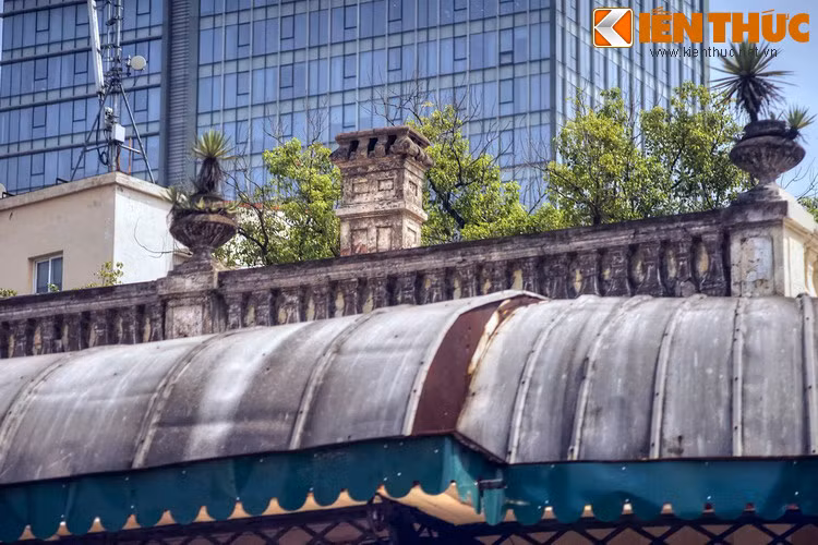 Theo lời kể của các nhân chứng, sau lễ ký kết Hiệp định, Sainteny nâng cốc chúc mừng Chủ tịch Hồ Chí Minh, ngỏ ý vui mừng vì bóng ma của một cuộc xung đột vũ trang đã bị đẩy lùi.