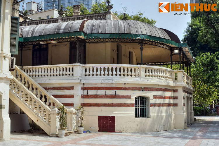 Ngược dòng lịch sử, sau cuộc Cách mạng Tháng 8 năm 1945, tình hình ở Việt Nam cực kỳ phức tạp. Chính quyền non trẻ nằm trong vòng vây của hai thế lực ngoại quốc hùng mạnh là quân Trung Hoa Quốc dân Đảng ở miền Bắc và thực dân Pháp ở miền Nam, cùng tay sai của hai thế lực này.