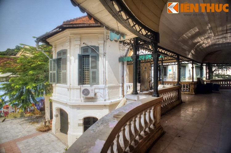 Sau nhiều giờ đấu trí căng thẳng, Hiệp định sơ bộ Pháp - Việt đã được ký kết giữa Jean Sainteny, đại diện chính phủ Cộng hòa Pháp, với đại diện chính phủ Việt Nam Dân chủ Cộng hòa là Chủ tịch Hồ Chí Minh và uỷ viên của Hội đồng các Bộ trưởng Vũ Hồng Khanh.