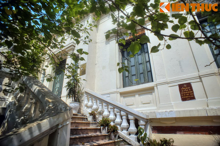 Trong tình thế hiểm nghèo đó, Chủ tịch Hồ Chí Minh và các đồng chí đưa ra quyết định ký với Pháp một hiệp định nhằm đặt cuộc cách mạng vào thế có lợi nhất. Và một cuộc đàm phán giữa người đứng đầu hai bên Việt – Pháp đã diễn ra tại khu nhà Ấu trĩ viên cũ vào ngày 6/3/1946.