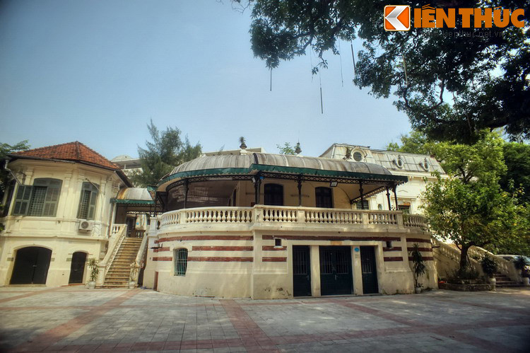 Nằm ở số 36 phố Lý Thái Tổ, Cung Thiếu nhi Hà Nội còn lưu giữ được một khu nhà kiểu Pháp, có từ đầu thế kỷ 20. Công trình này xưa được gọi là Ấu trĩ viên, nơi vui chơi cho con em các gia đình giàu có, quan lại trong chính quyền Hà Nội thời thuộc địa.