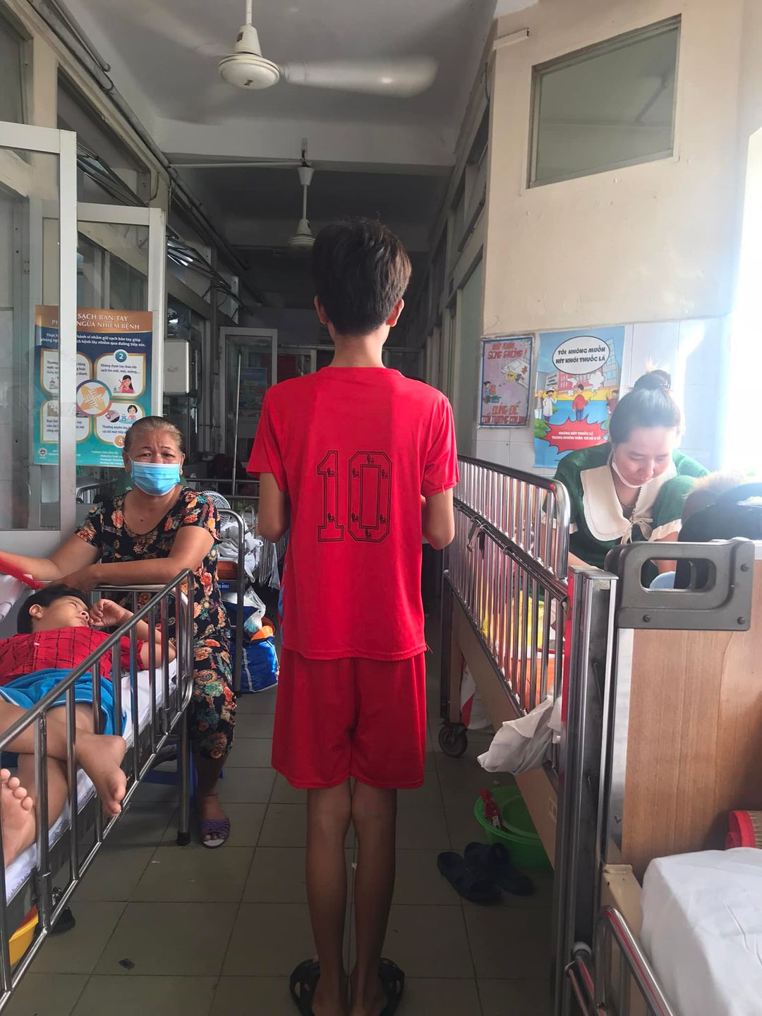 Lỗ tiểu đóng cao khiến bé trai phải mang tã giấy 10 năm - Hình 2 Lo tieu dong cao khien be trai phai mang ta giay 10 nam-Hinh-2