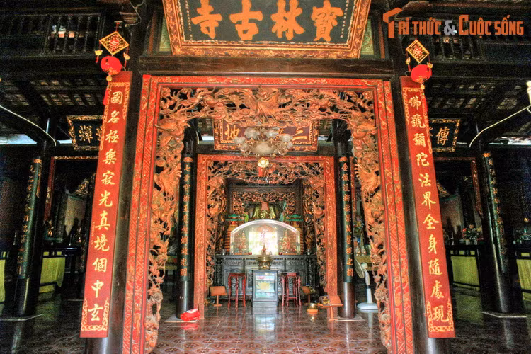 Gian chánh điện có vị trí trung tâm, được trang trí chín bộ bao lam với những họa tiết và đường nét tinh xảo. Trên bệ thờ của ngôi chánh điện có tượng Phật ngồi cao lớn, chung quanh có hàng chục tượng lớn nhỏ làm bằng nhiều loại vật liệu với dáng vẻ khác nhau.