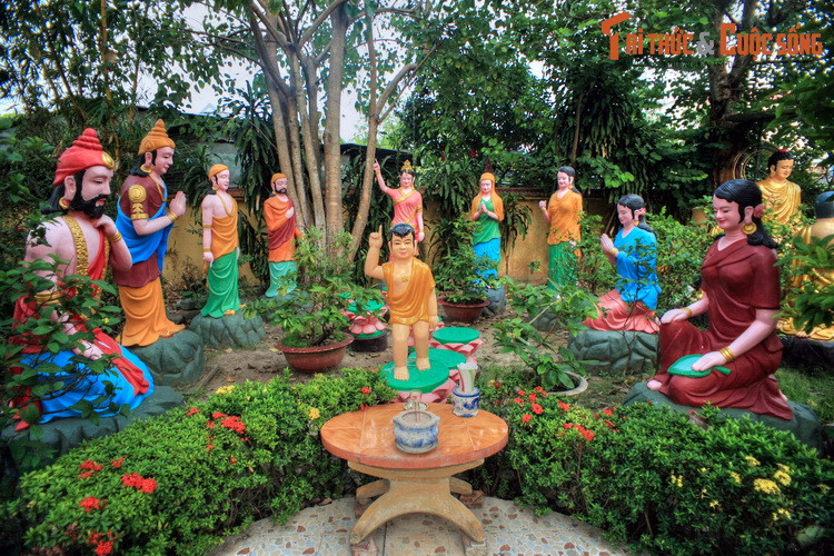 Không chỉ là một địa điểm tâm linh có từ lâu đời, chùa Bửu Lâm còn là di tích lịch sử cách mạng quan trọng của tỉnh Tiền Giang. Đây chính là nơi thành lập chi bộ Xóm Dầu, một trong những chi bộ Đảng đầu tiên của tỉnh vào những năm 1930.