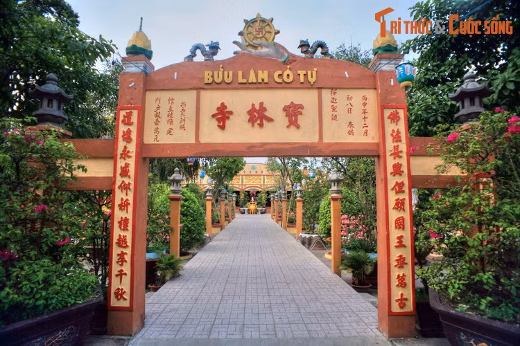 Trong đoàn người đến vùng đất mới có một vị ni cô am hiểu về cây thuốc nam, nên đã đến xóm Dầu (nơi ngày xưa nhân dân sống bằng nghề ép dầu mù u) lập am nhỏ để tu niệm và trồng cây thuốc chữa bệnh cho nhân dân quanh vùng.