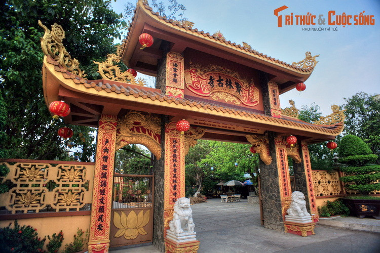 Tọa lạc tại đường Anh Giác, thành phố Mỹ Tho, chùa Bửu Lâm được xem là ngôi chùa cổ nhất tỉnh Tiền Giang. Theo sử sách, chùa hình thành vào đầu thế kỷ 18, khi chúa Nguyễn di dân vào Nam Bộ để khẩn đất hoang để lập làng định cư, sinh sống.