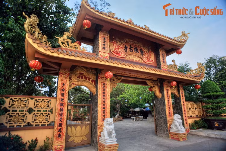 Tọa lạc tại đường Anh Giác, thành phố Mỹ Tho, chùa Bửu Lâm được xem là ngôi chùa cổ nhất tỉnh Tiền Giang. Theo sử sách, chùa hình thành vào đầu thế kỷ 18, khi chúa Nguyễn di dân vào Nam Bộ để khẩn đất hoang để lập làng định cư, sinh sống.