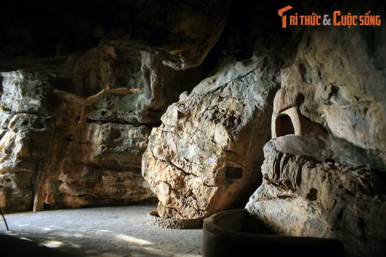 Các hang động này cũng chính là nơi phát tích truyện cổ tích Thạch Sanh nổi tiếng của người Việt. Trong truyện, Thạch Động là hang đại bàng tinh, nơi chàng Thạch Sanh thâm nhập để giết đại bàng giải cứu công chúa và con vua Thủy Tề.