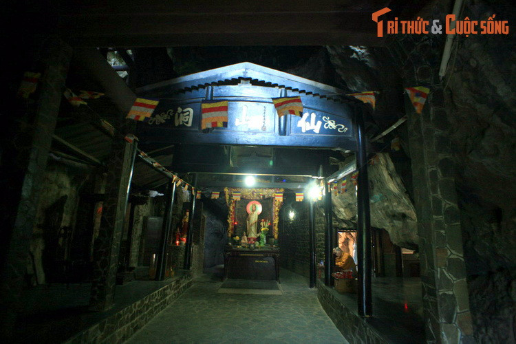 Tư liệu lịch sử cho biết trước khi có chùa, đây là am tu của đạo sĩ Huỳnh Phong Chân Nhân dưới thời Mạc Cửu, thân sinh của Mạc Thiên Tích.