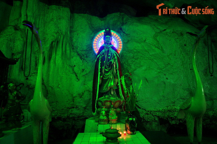 Tên gọi chùa Hang bắt nguồn từ việc chính điện của chùa nằm gọn trong hang động ăn vào lòng núi. Đây là một động đá vôi có hai cửa chạy theo trục Đông Bắc –Tây Nam, chiều dài hơn 50 mét.