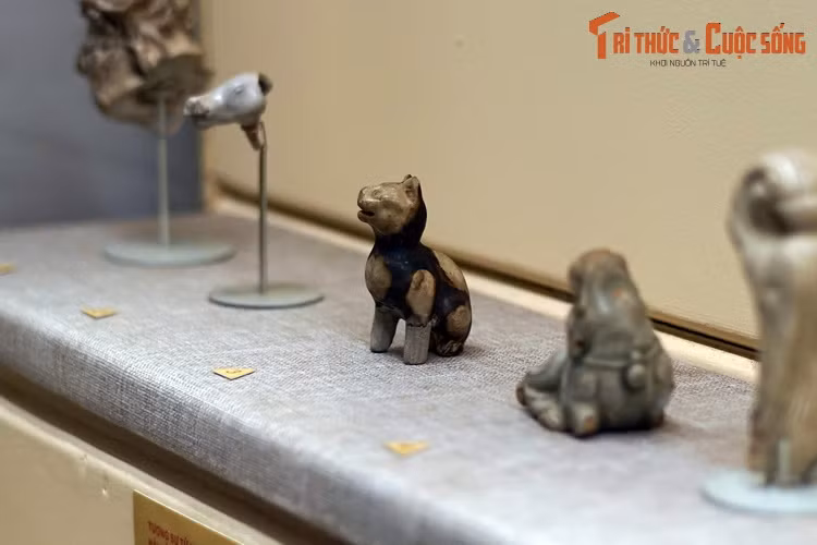 Được bảo quản và trưng bày tại Bảo tàng Lịch sử Quốc gia Việt Nam, tượng mèo làm bằng gốm men nâu thời Lý là một cổ vật hiếm có liên quan đến loài mèo ở Việt Nam.