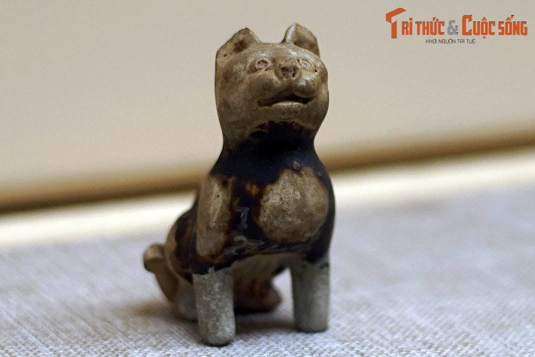 Trông chú mèo gốm có niên đại từ thế kỷ 11-13 này như đang ngắm nhìn một cánh bướm và sắp nhảy lên vồ đến nơi.