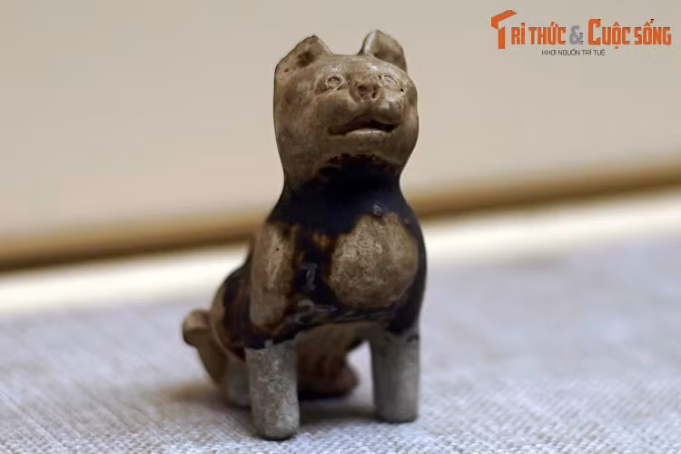 Trông chú mèo gốm có niên đại từ thế kỷ 11-13 này như đang ngắm nhìn một cánh bướm và sắp nhảy lên vồ đến nơi.