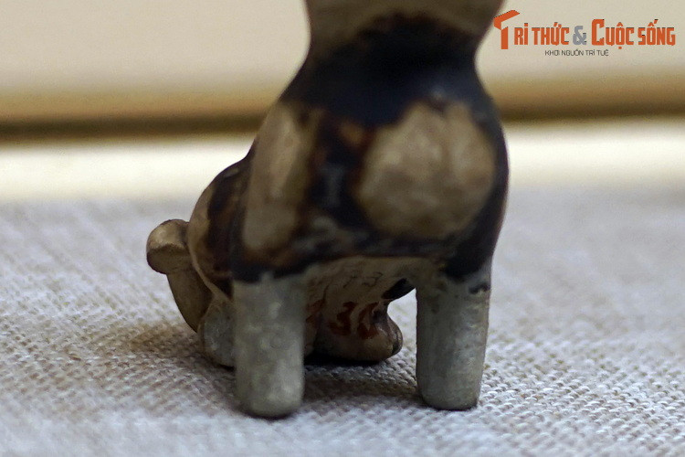 Bức tượng nguyên bản có đuôi dài nhưng đã gãy mất một phần. Hai chân trước cũng bị gãy, được phục chế để chú mèo có thể đứng vững.