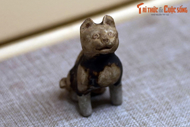 Dù có kích thước nhỏ, bức tượng được tạo hình theo lối tả thực rất chi tiết và sống động.