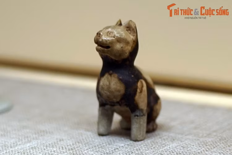 Tượng cao khoảng 7,5 cm, thể hiện hình ảnh một chú mèo trong tư thế ngồi với hai chân trước dựng thẳng, hai tai vểnh, mặt ngước lên.