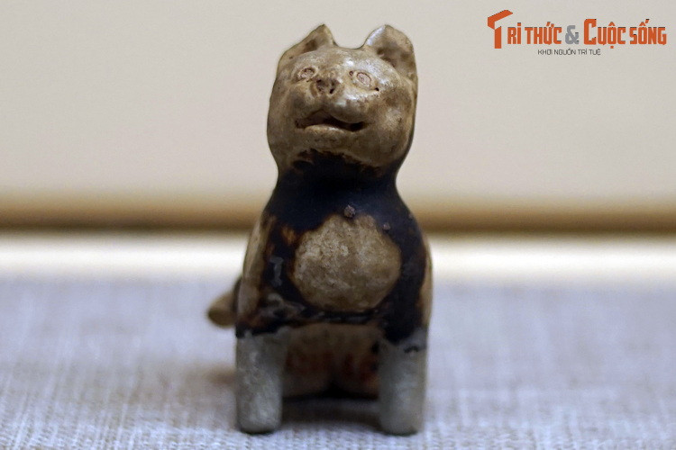 Không rõ người xưa đã dùng chú mèo gốm nhỏ này vào việc gì. Có lẽ đây là một vật trang trí cửa nhà hoặc cũng có thể là một món đồ chơi của trẻ em.