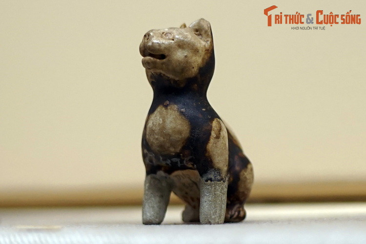 Dáng vẻ mềm mại của cơ thể loài mèo được tạo hình khá đạt, với các đường cong ở đầu, cổ, lưng, chân sau...