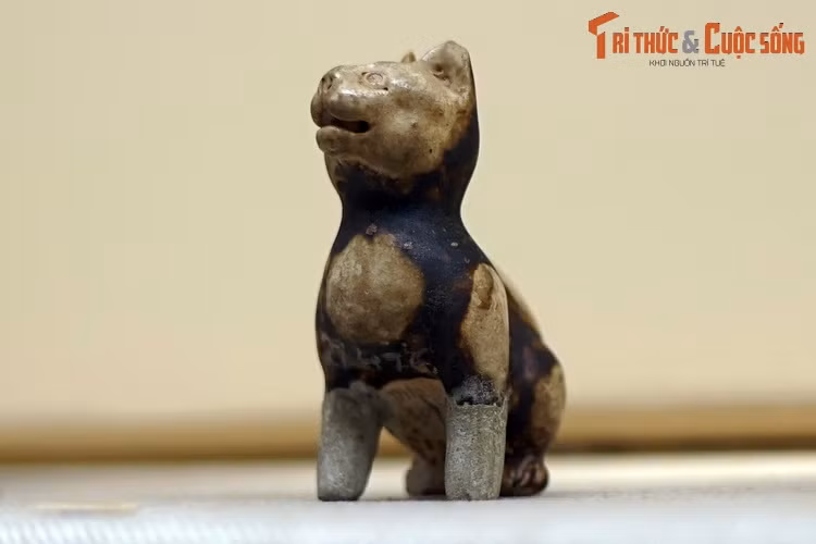 Dáng vẻ mềm mại của cơ thể loài mèo được tạo hình khá đạt, với các đường cong ở đầu, cổ, lưng, chân sau...