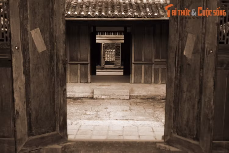  Loại gỗ đặc biệt dùng để xây dựng. Khi xây dựng khu dinh thự, họ Vương đã thu mua một lượng lớn gỗ thông đá (samu dầu), loại gỗ sẵn có ở vùng Hà Giang, Cao Bằng. Đây là loại gỗ có đặc tính rất cứng, nhiều nhựa nên không bị mối mọt, nứt mẻ…