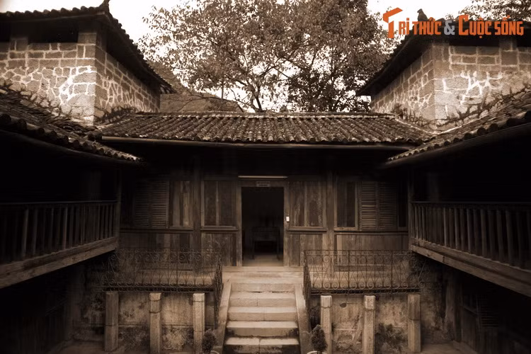  Vững chắc như tòa thành. Được xây dựng đặc biệt kiên cố, tư gia của Vua Mèo có những bức tường đá dày bao quanh, phía sao có hai lô cốt cũng được xây bằng đá, có các lỗ nhỏ để quân lính từ trong ngắm bắn. Đây là một pháo đài thực sự.