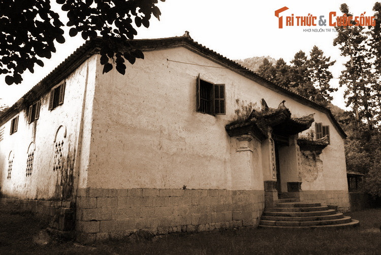  Sự hòa trộn của ba kiểu phong cách kiến trúc. Toàn bộ khu dinh Vua Mèo mang đậm dấu ấn kiến trúc Trung Hoa pha lẫn phong cách phương Tây. Nhưng đi vào từng chi tiết cụ thể, họ Vương vẫn giữ lại nhiều đặc trưng của ngôi nhà người H'Mông truyền thống.