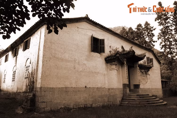  Sự hòa trộn của ba kiểu phong cách kiến trúc. Toàn bộ khu dinh Vua Mèo mang đậm dấu ấn kiến trúc Trung Hoa pha lẫn phong cách phương Tây. Nhưng đi vào từng chi tiết cụ thể, họ Vương vẫn giữ lại nhiều đặc trưng của ngôi nhà người H'Mông truyền thống.