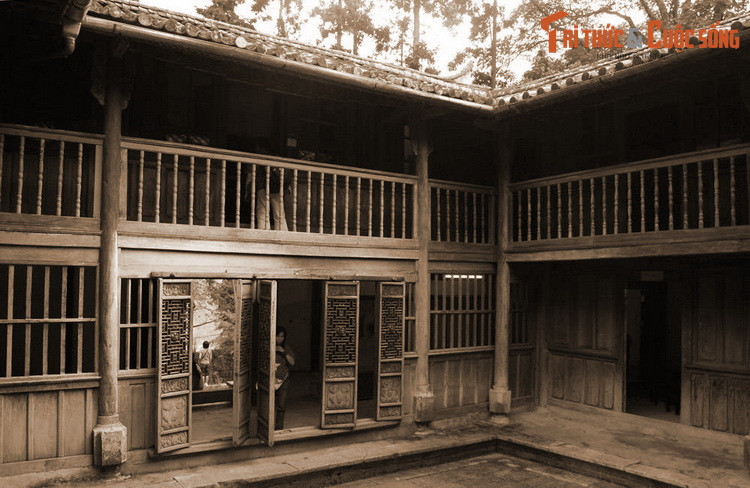  Sổ đỏ của Dinh Vua Mèo. Vào năm 2019, ông Vương Duy Bảo đã đại diện cho họ Vương nhận giấy chứng nhận quyền sử dụng đất của dinh Vua Mèo. Gia tộc Vương đã rất vui mừng khi được công nhận quyền sở hữu công trình cha ông để lại. Mời quý độc giả xem video: Ý nghĩa những phong tục ngày Tết Việt | VTC1.