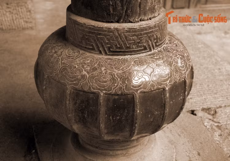  Hình tượng quả thuốc phiện. Những chân cột dinh thự được chạm khắc hình quả thuốc phiện (anh túc), to như cái chum, được điêu khắc rồi dùng bạc trắng mài cho thật bóng.