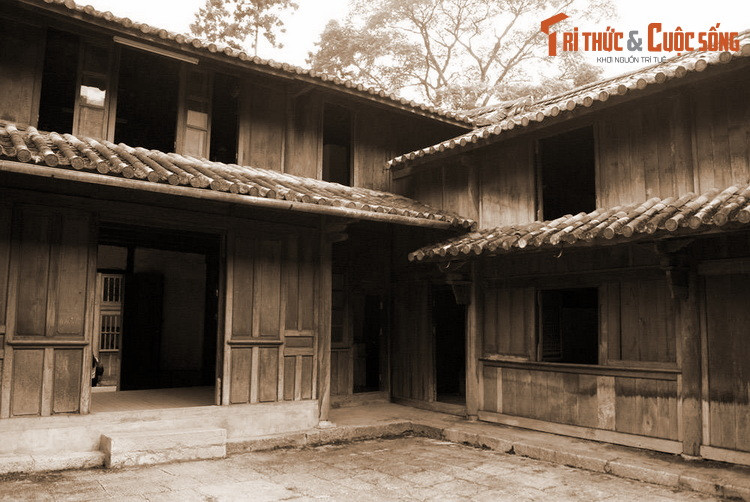  Có 64 phòng. Dinh Vua Mèo có đến 64 phòng, gồm phòng khách, phòng ngủ của Vua Mèo, vợ cả, vợ hai, các thành viên trong dòng họ, phòng làm việc, phóng của gia nhân giúp việc và quân lính, nhà kho lương thực, kho vũ khí, kho chứa thuốc phiện…