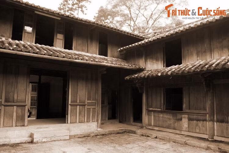  Có 64 phòng. Dinh Vua Mèo có đến 64 phòng, gồm phòng khách, phòng ngủ của Vua Mèo, vợ cả, vợ hai, các thành viên trong dòng họ, phòng làm việc, phóng của gia nhân giúp việc và quân lính, nhà kho lương thực, kho vũ khí, kho chứa thuốc phiện…