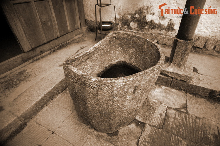  Bồn tắm bằng đá nguyên khối. Hiện vật gốc của Dinh Vua Mèo không còn lại nhiều. Nổi bật trong số đó là chiếc bồn tắm tạc từ đá nguyên khối. Tương truyền, chỉ có những người vợ của ông Vương Chính Đức mới được sử dụng bồn, và nước tắm không phải nước bình thường mà là sữa dê đun nóng.