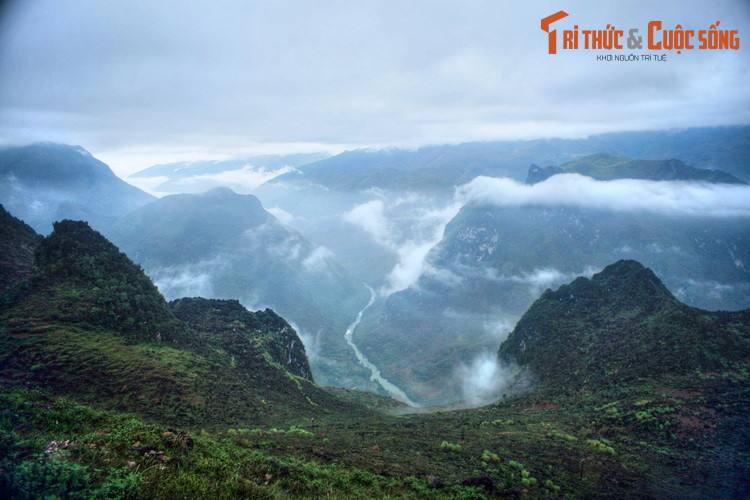 Về tổng quan, huyện Mèo Vạc có diện tích 574,18 km², dân số năm 2019 là 86.071 người, mật độ dân số đạt 150 người/km². Địa hình chủ yếu của huyện là núi đá vôi, có sông Nho Quế chảy qua.