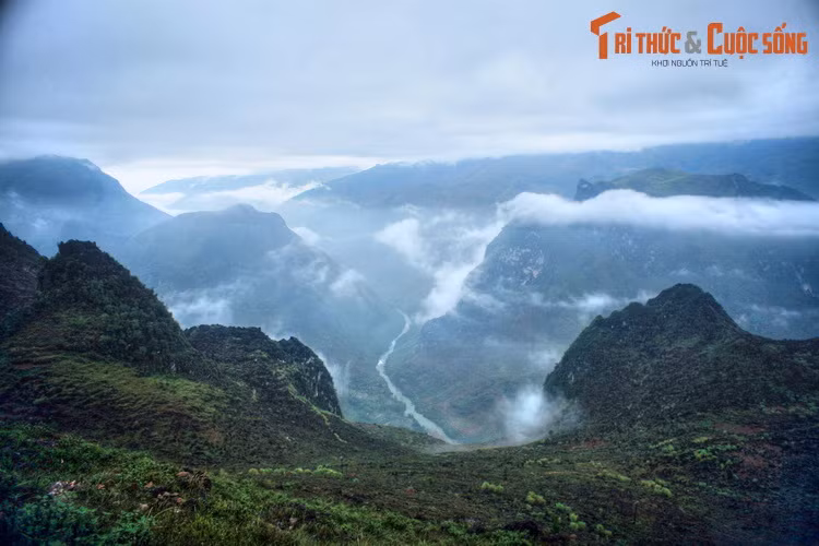 Về tổng quan, huyện Mèo Vạc có diện tích 574,18 km², dân số năm 2019 là 86.071 người, mật độ dân số đạt 150 người/km². Địa hình chủ yếu của huyện là núi đá vôi, có sông Nho Quế chảy qua.