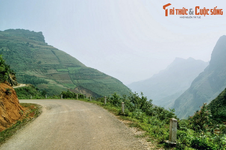 Từ năm 1959-1965, con lịch sử này đã thông suốt với chiều dài 185 km, nối thị xã Hà Giang với huyện Mèo Vạc. Đây là cuộc mở đường đầy gian khổ và hào hùng với sự tham gia của trên 1.200 dân công địa phương và 1.000 thanh niên xung phong.